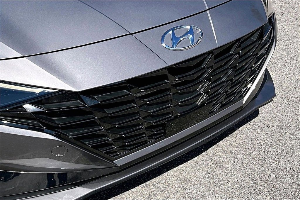 Used 2022 Hyundai Elantra Limited image 11