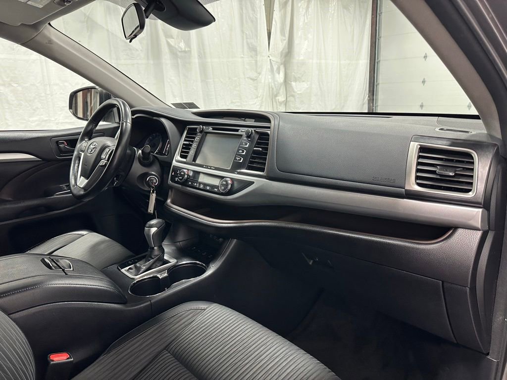 Used 2018 Toyota Highlander Plus w/ Carpet Mat Package (TMS) AWD/4WD image 57