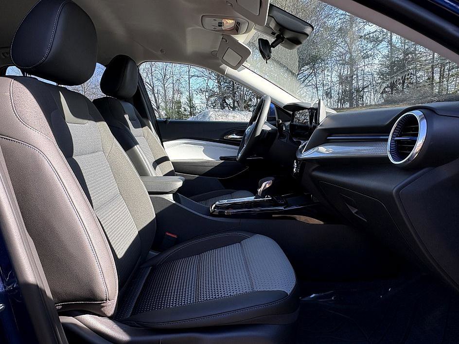 Used 2024 Chevrolet Trax LT w/ LT Convenience Package image 13