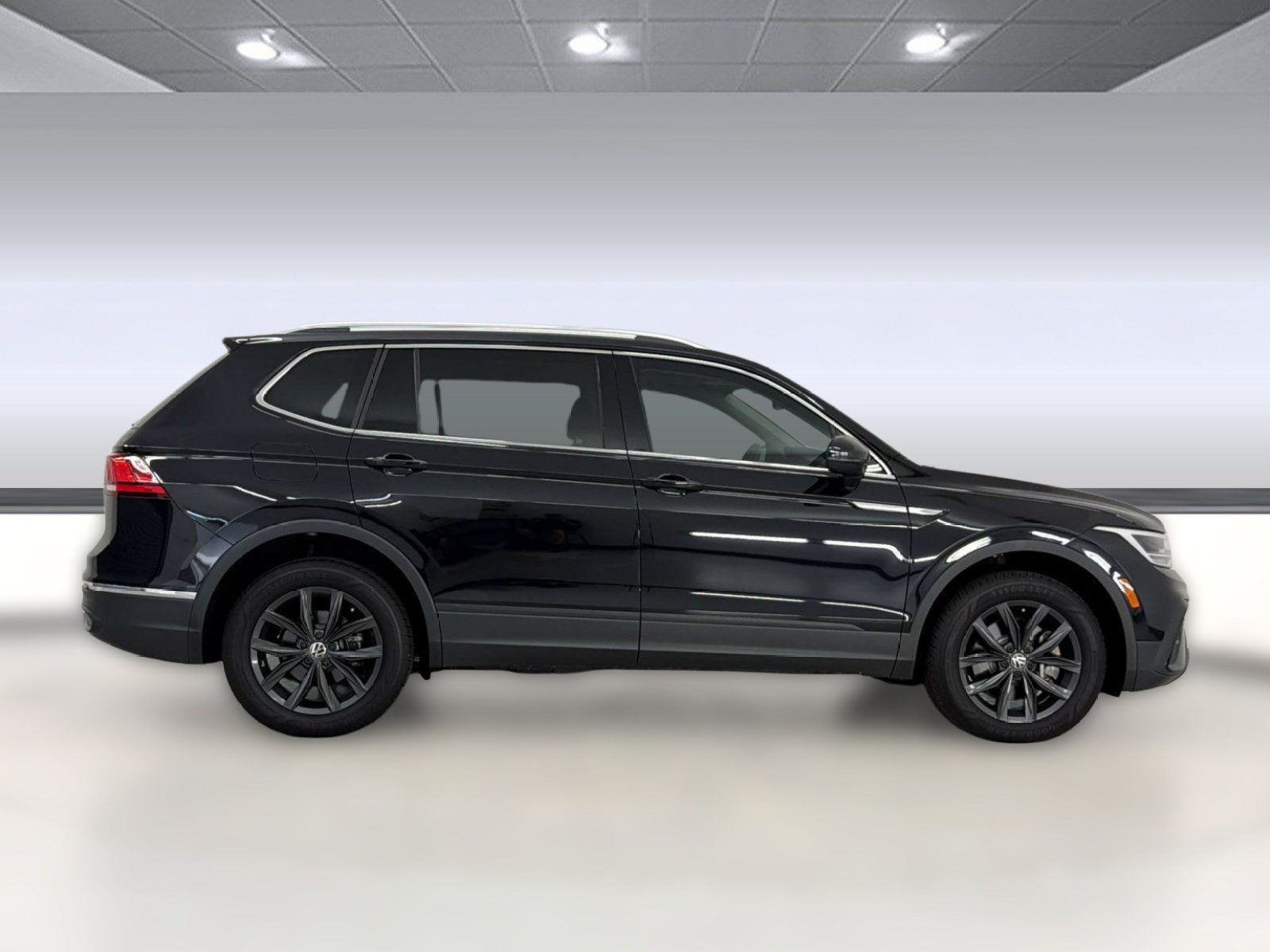 Used 2024 Volkswagen Tiguan SE FWD image 8