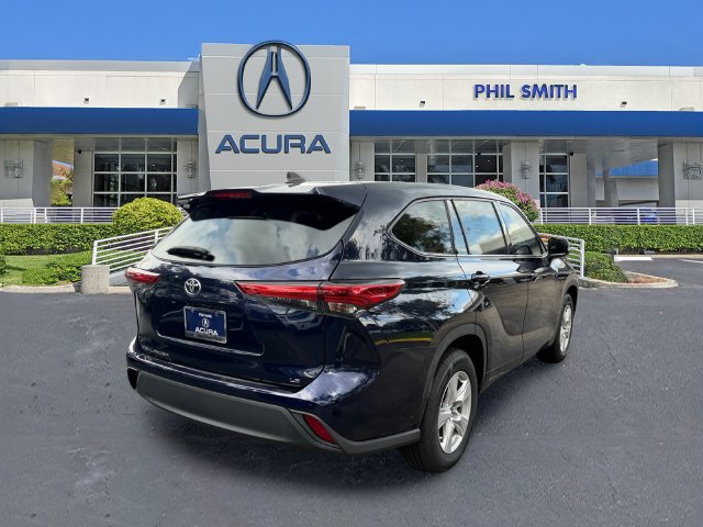 Used 2022 Toyota Highlander LE FWD image 5