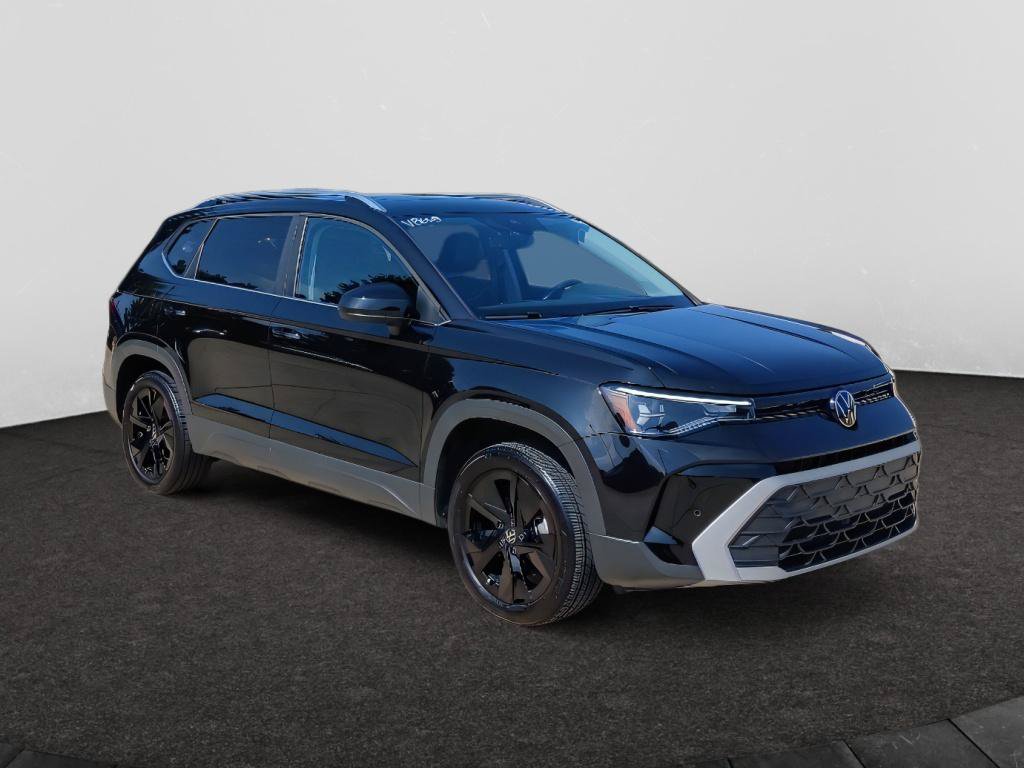 Certified 2025 Volkswagen Taos SE FWD image 1