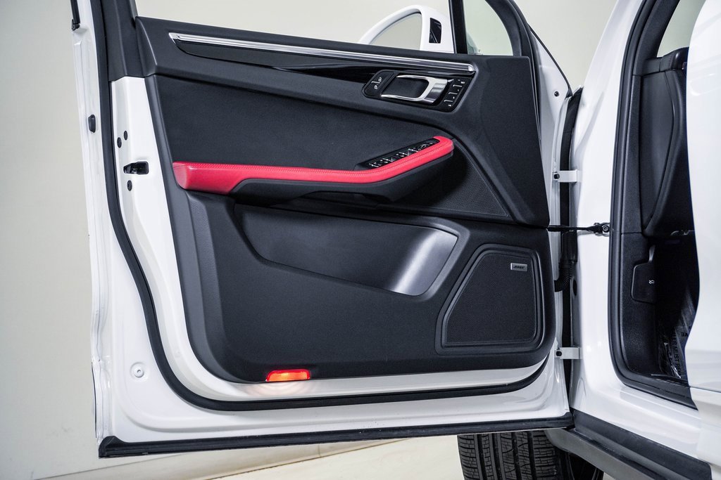 Certified 2025 Porsche Macan image 25