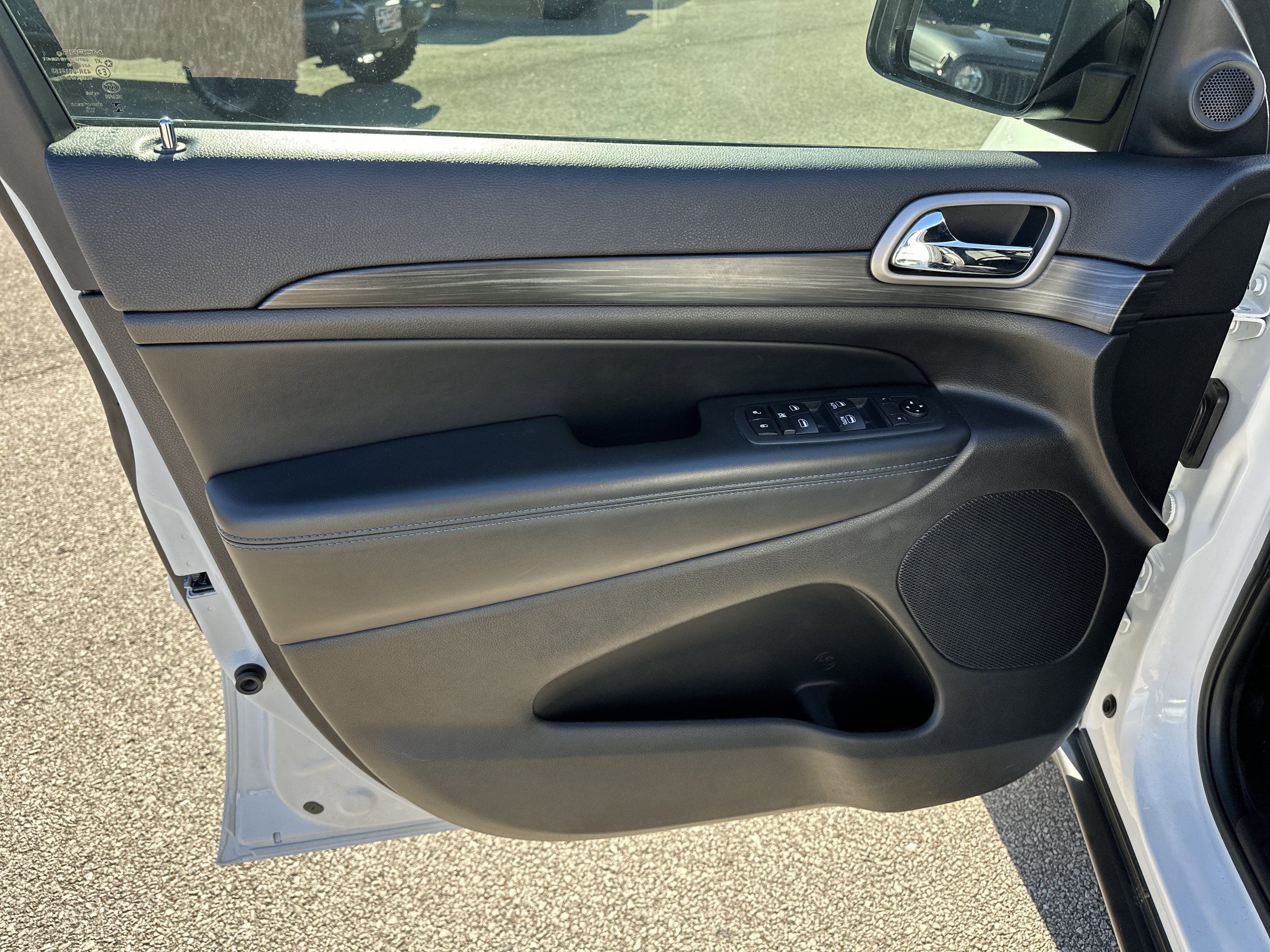 Used 2019 Jeep Grand Cherokee Laredo image 11