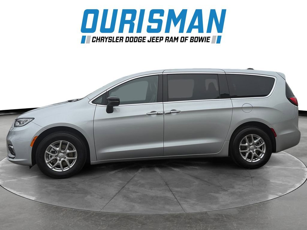 Used 2026 Chrysler Pacifica Select image 3