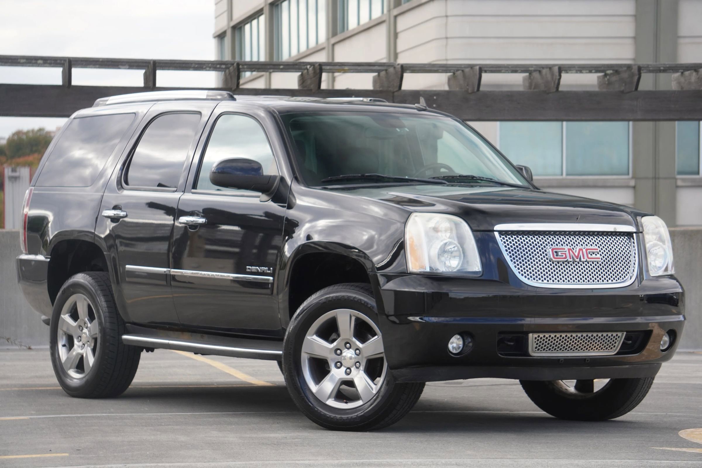 Used 2011 GMC Yukon Denali image 4