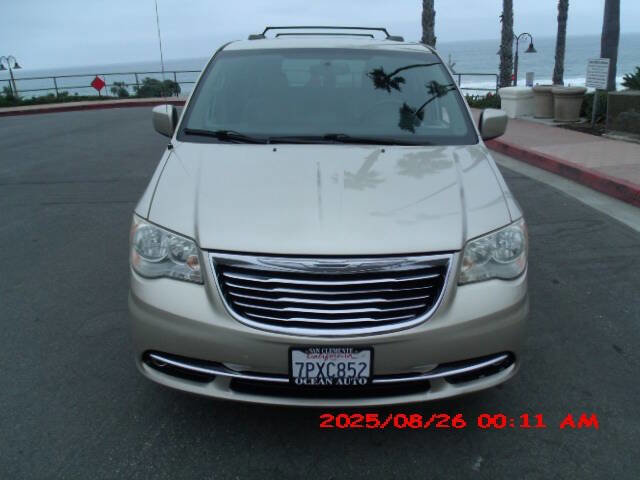 Used 2014 Chrysler Town & Country Touring image 7