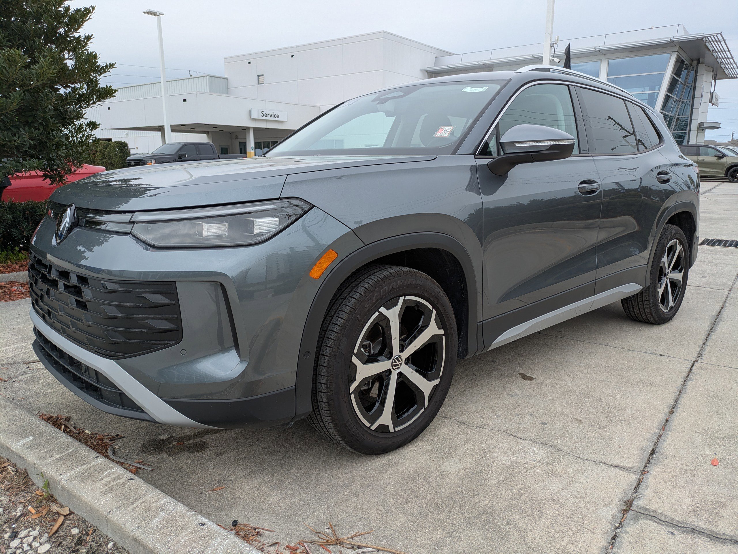 Used 2025 Volkswagen Tiguan SE FWD image 8