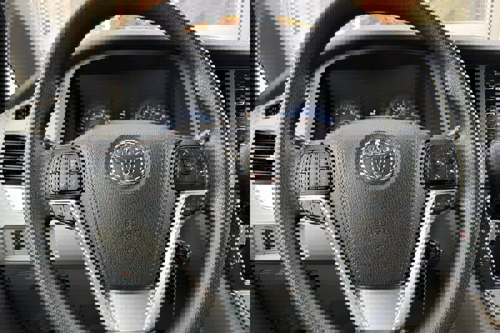 Used 2020 Toyota Sienna LE image 24