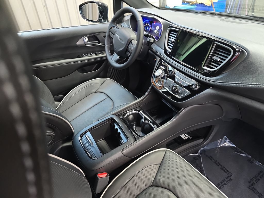 New 2027 Chrysler Pacifica Limited FWD image 10