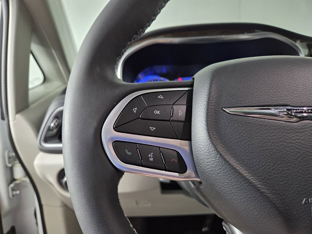 Used 2023 Chrysler Pacifica Limited w/ Uconnect Theater Family Group image 17