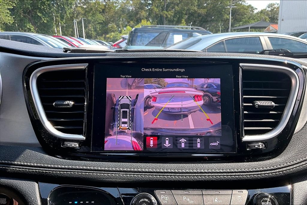Used 2024 Chrysler Pacifica Premium FWD image 14