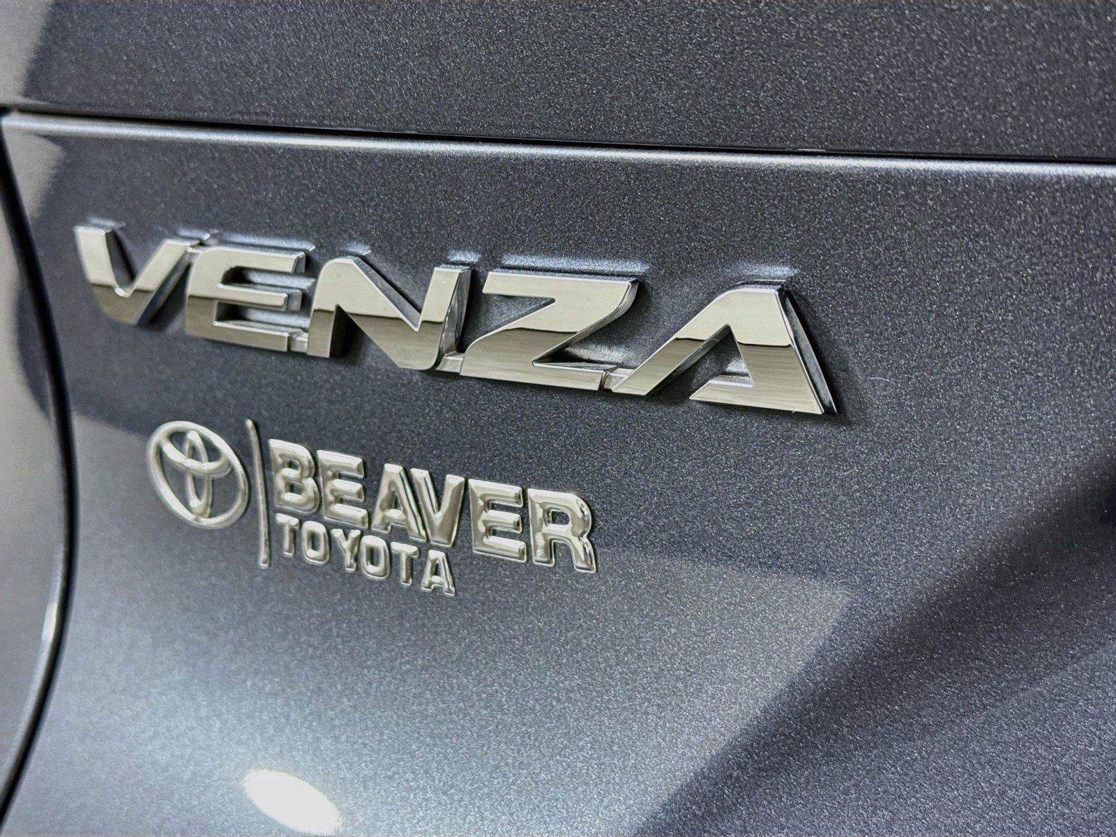 Used 2022 Toyota Venza LE AWD/4WD image 13