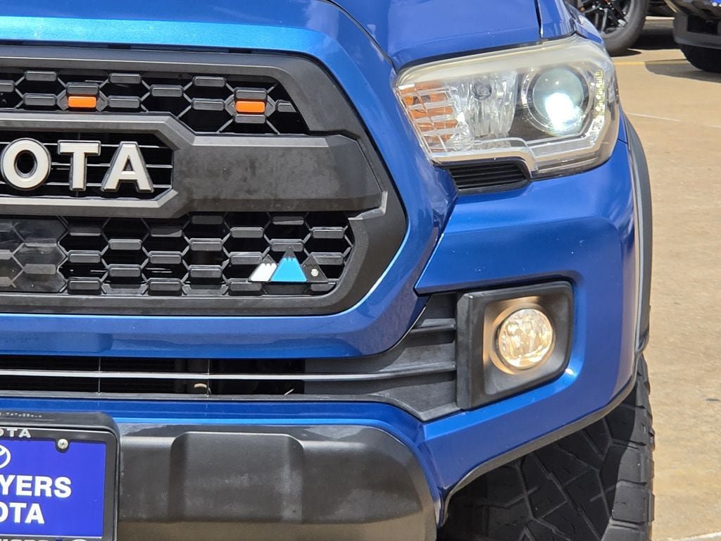 Used 2018 Toyota Tacoma TRD Off-Road AWD/4WD image 4