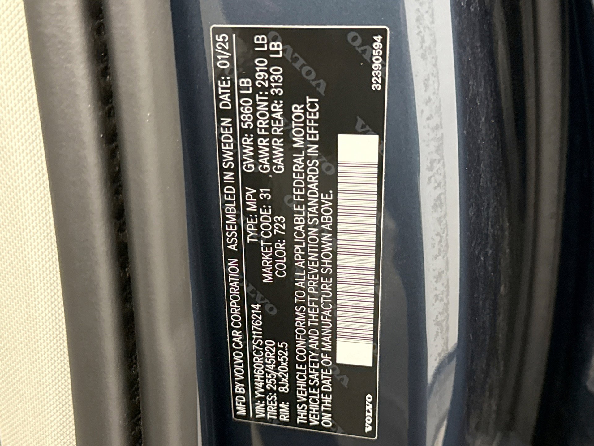 Used 2025 Volvo XC60 T8 Plus w/ Climate Package image 26