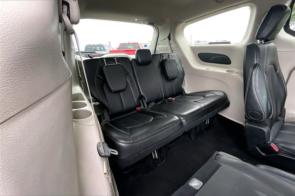 Used 2024 Chrysler Pacifica Touring-L image 32