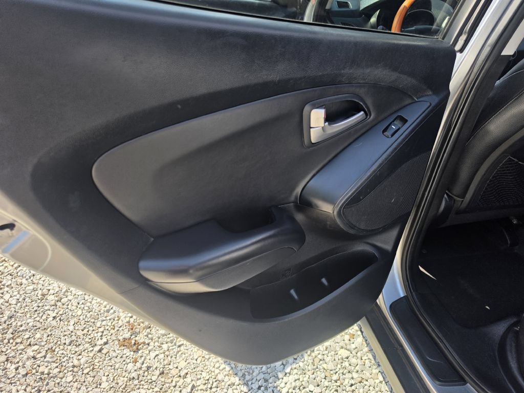 Used 2010 Hyundai Tucson GLS w/ Popular Equipment Pkg 2 FWD image 17