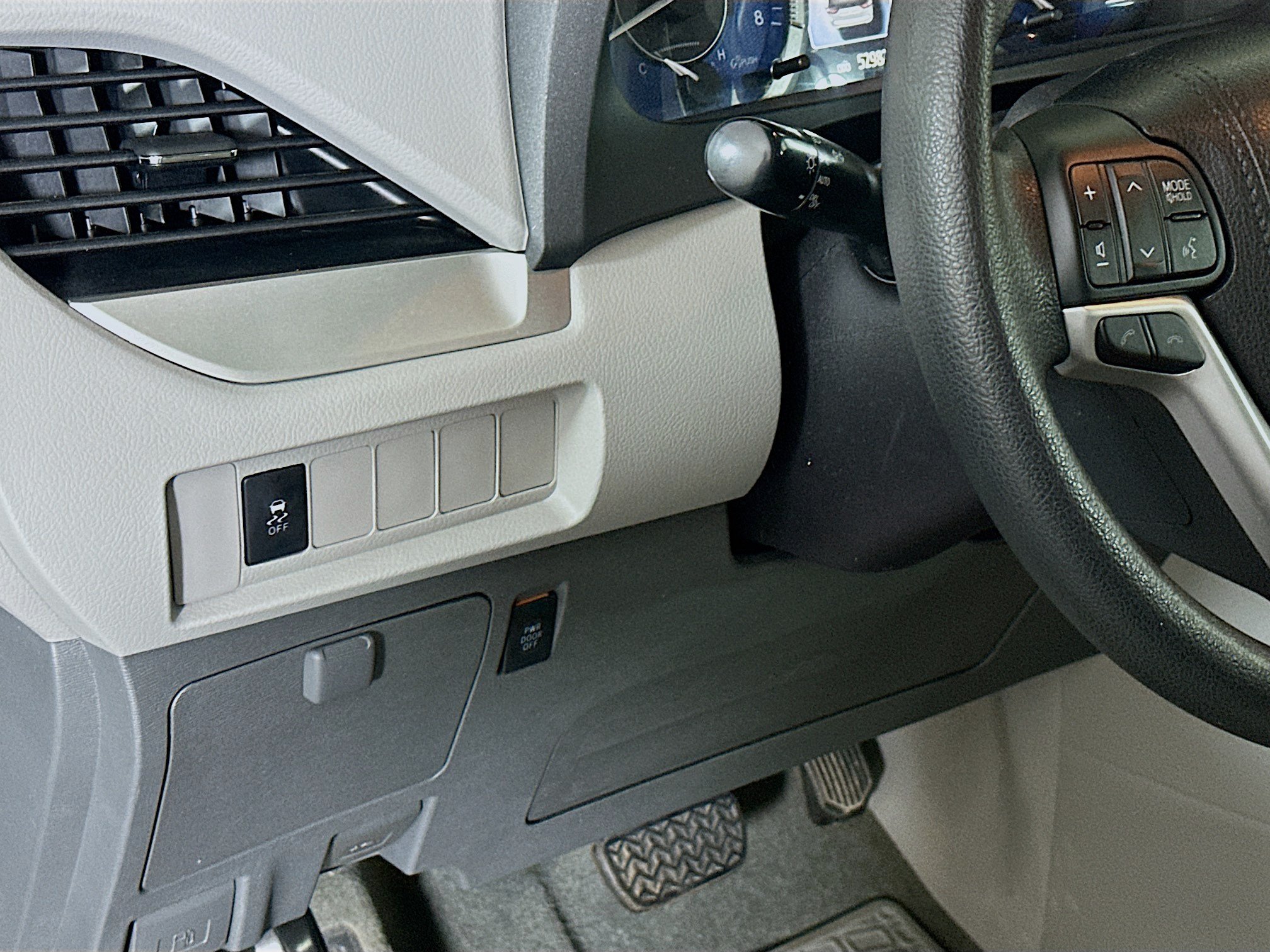 Used 2018 Toyota Sienna LE FWD image 16