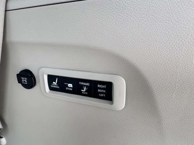 Used 2020 Chrysler Pacifica Limited w/ Tire & Wheel Group FWD image 41