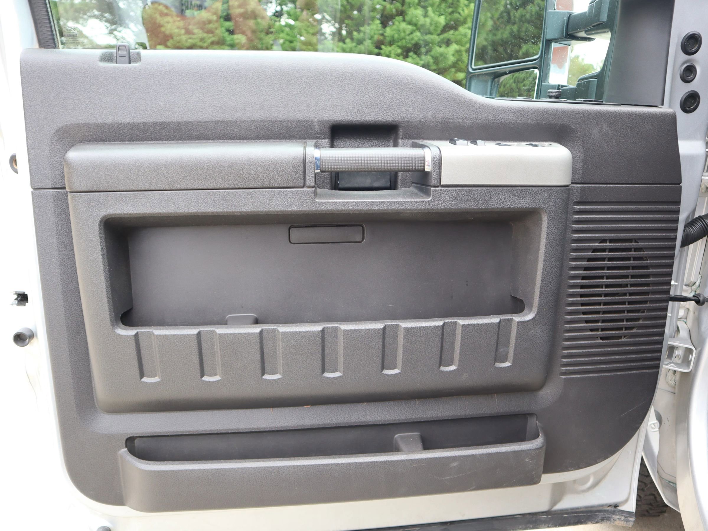 Used 2015 Ford F350 Lariat w/ Lariat Interior Package image 28