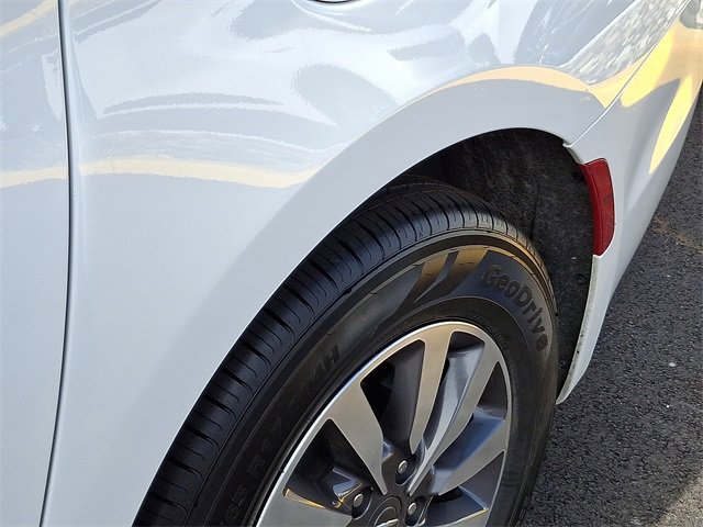 Used 2024 Chrysler Pacifica Select image 11