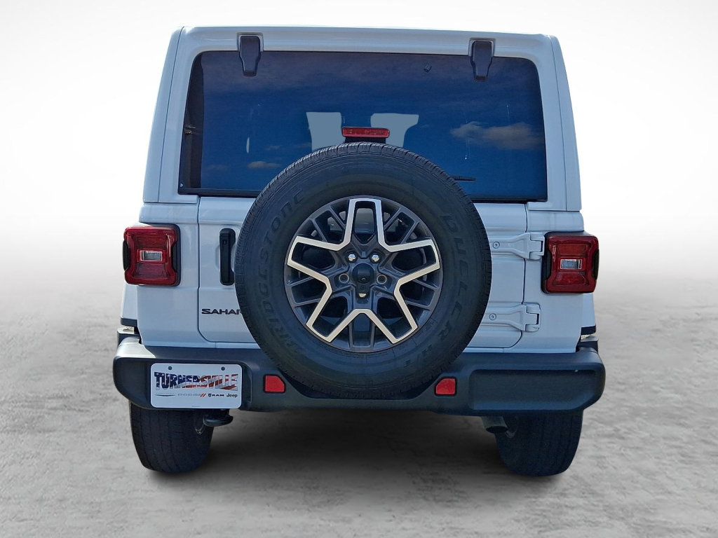 Used 2025 Jeep Wrangler Unlimited Sahara AWD/4WD image 4