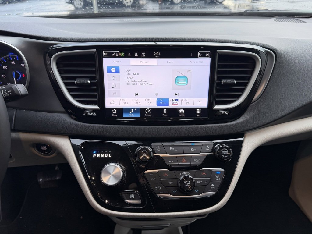 Used 2024 Chrysler Pacifica Touring-L image 21