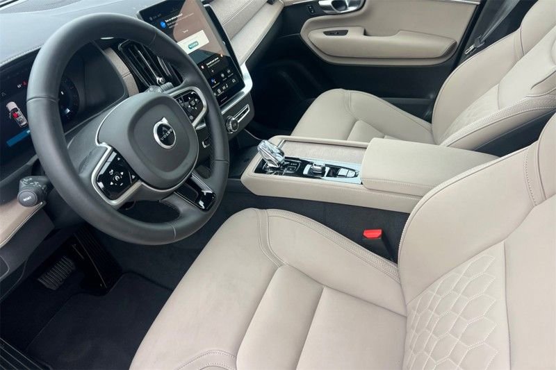 Certified 2025 Volvo XC90 B6 Plus image 13