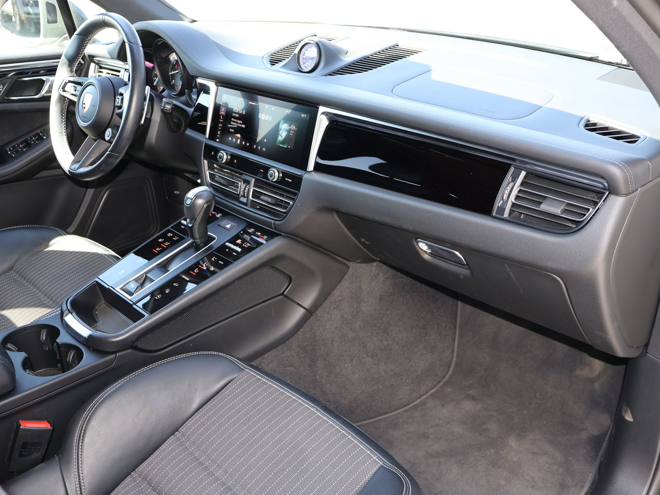 Certified 2024 Porsche Macan Turbo AWD/4WD image 33