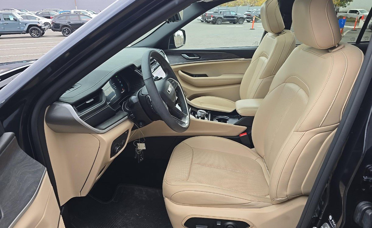 Used 2024 Jeep Grand Cherokee Limited 4xe w/ Luxury Tech Group II AWD/4WD image 7