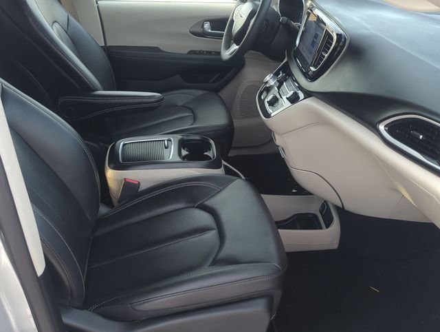 Used 2024 Chrysler Pacifica Touring-L FWD image 25