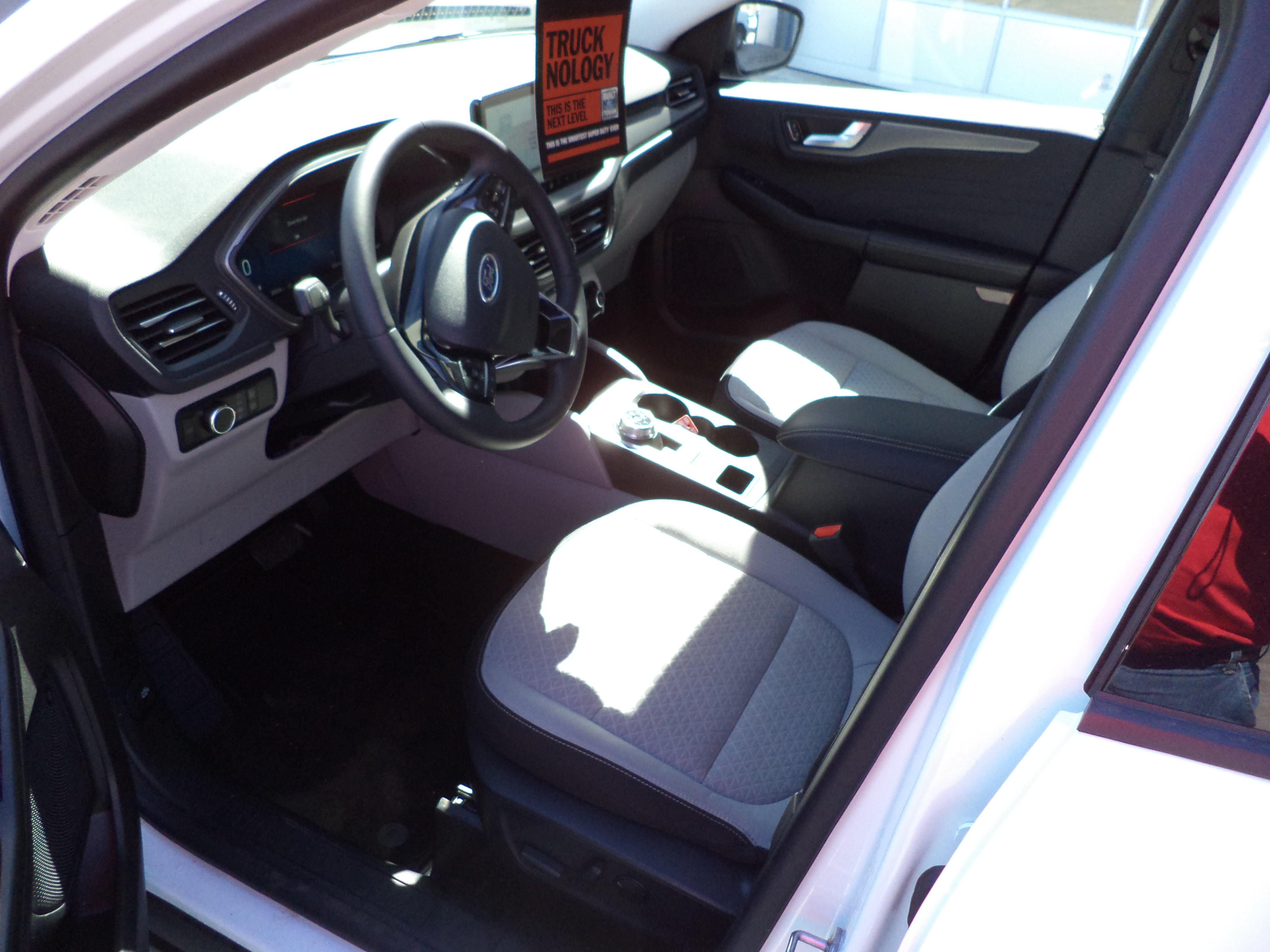 Used 2023 Ford Escape Active w/ Tech Pack #2 AWD/4WD image 2