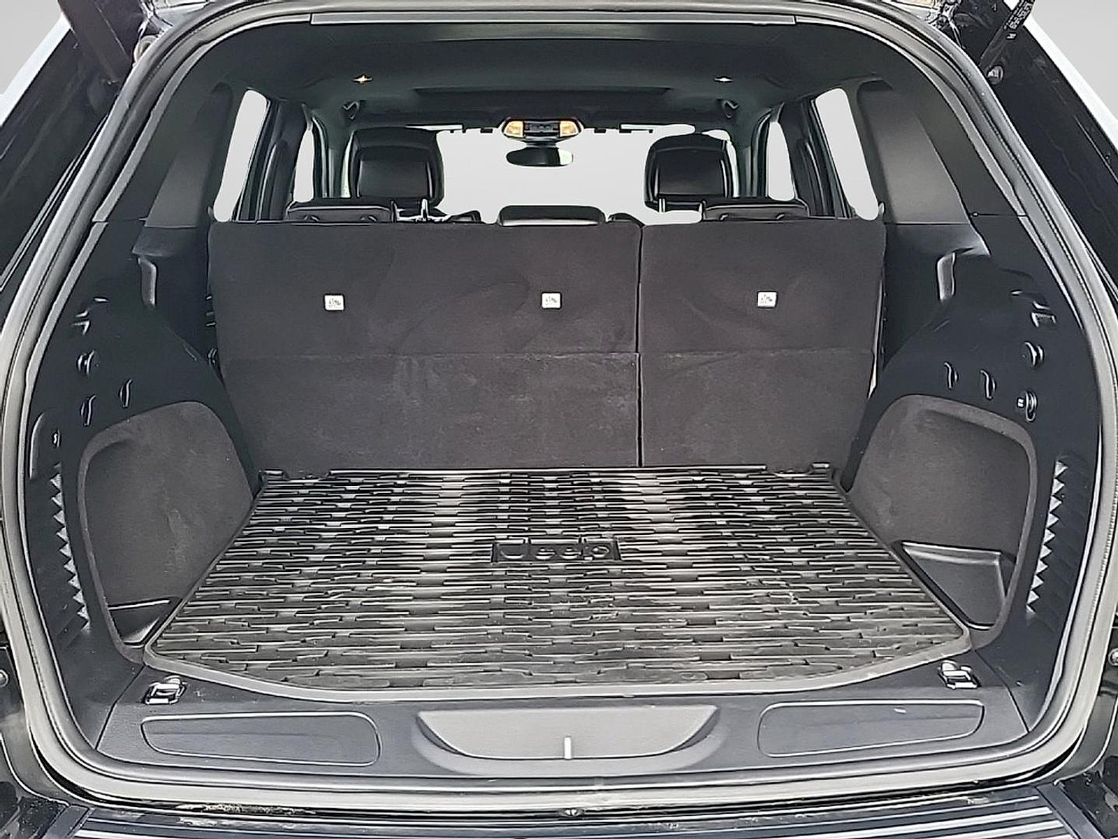 Used 2019 Jeep Grand Cherokee Altitude AWD/4WD image 31