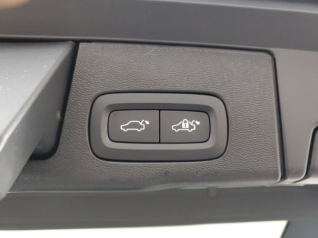 Used 2024 Volvo XC60 B5 Ultimate w/ Protection Package Premier image 12