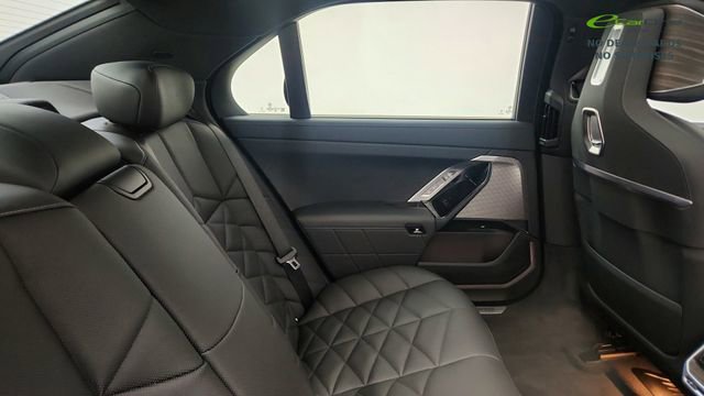 Used 2025 BMW 740i xDrive AWD/4WD image 26
