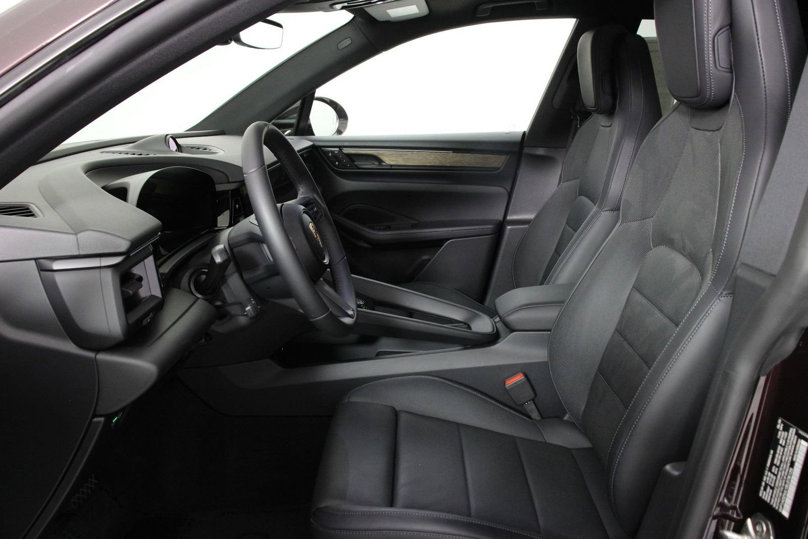 Certified 2025 Porsche Macan Electric RWD image 6