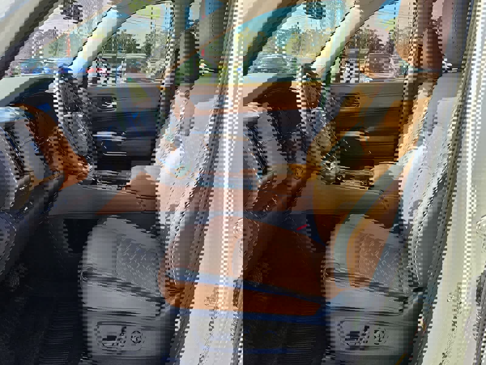 Used 2024 Nissan Pathfinder Platinum w/ Cargo Package image 3