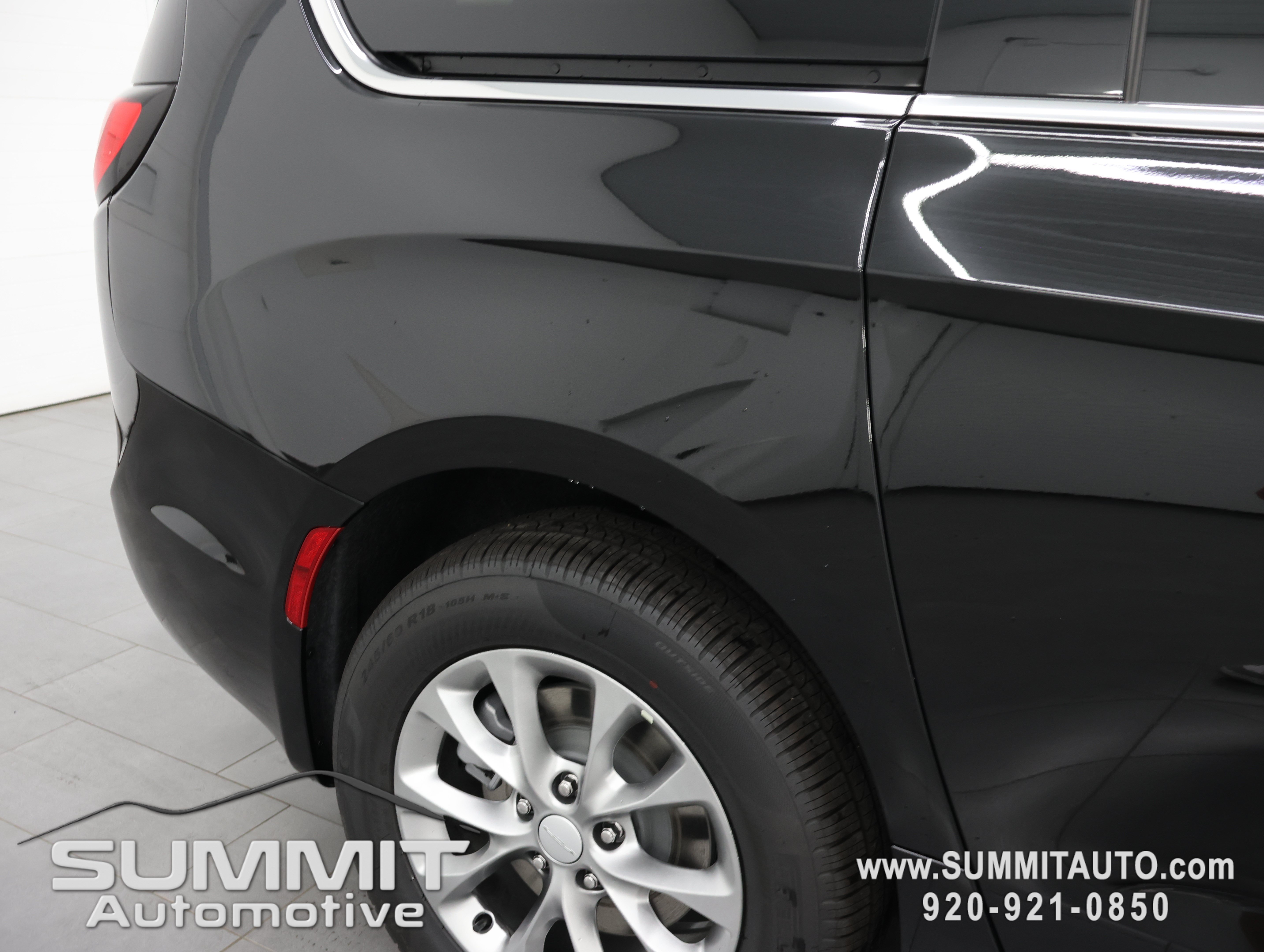 New 2027 Chrysler Pacifica Limited AWD/4WD image 32