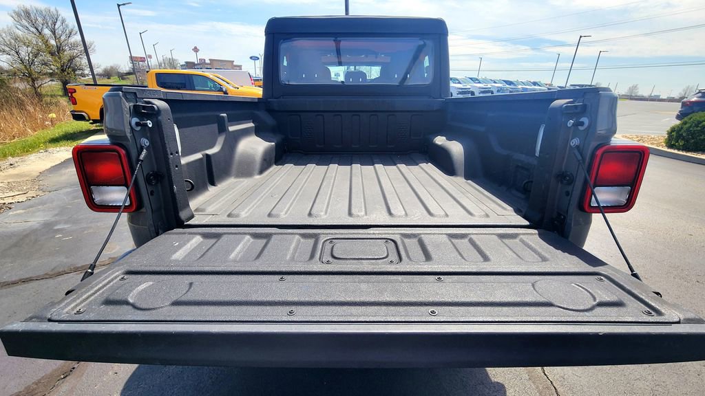 Used 2022 Jeep Gladiator Sport image 6