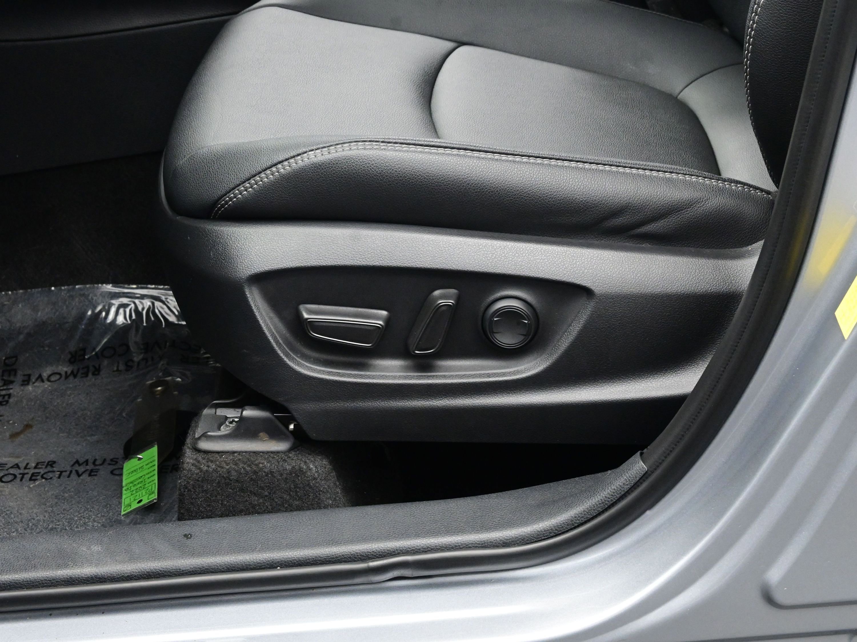 Used 2022 Toyota Corolla Cross XLE image 11