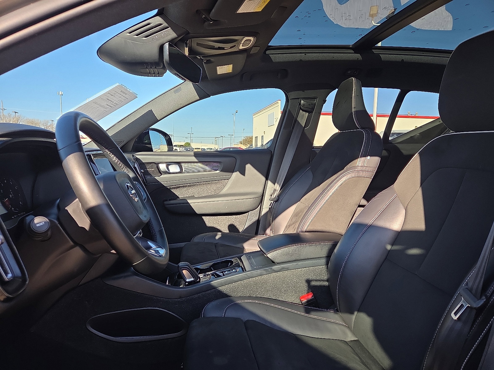 Used 2022 Volvo XC40 T5 R-Design w/ Climate Package AWD/4WD image 12