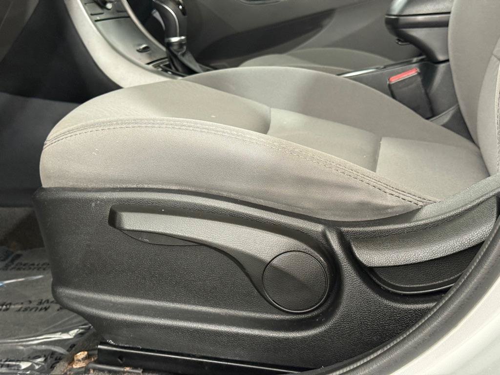Used 2016 Hyundai Elantra SE FWD image 17