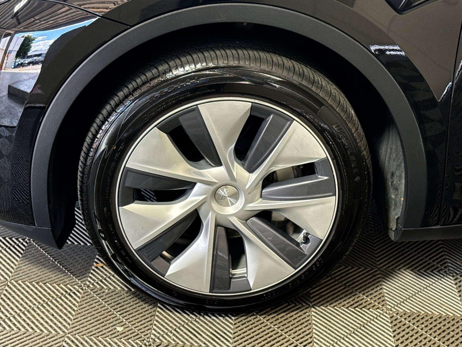 Used 2024 Tesla Model Y Long Range AWD/4WD image 12