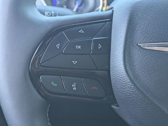 Used 2025 Chrysler Pacifica Limited image 25