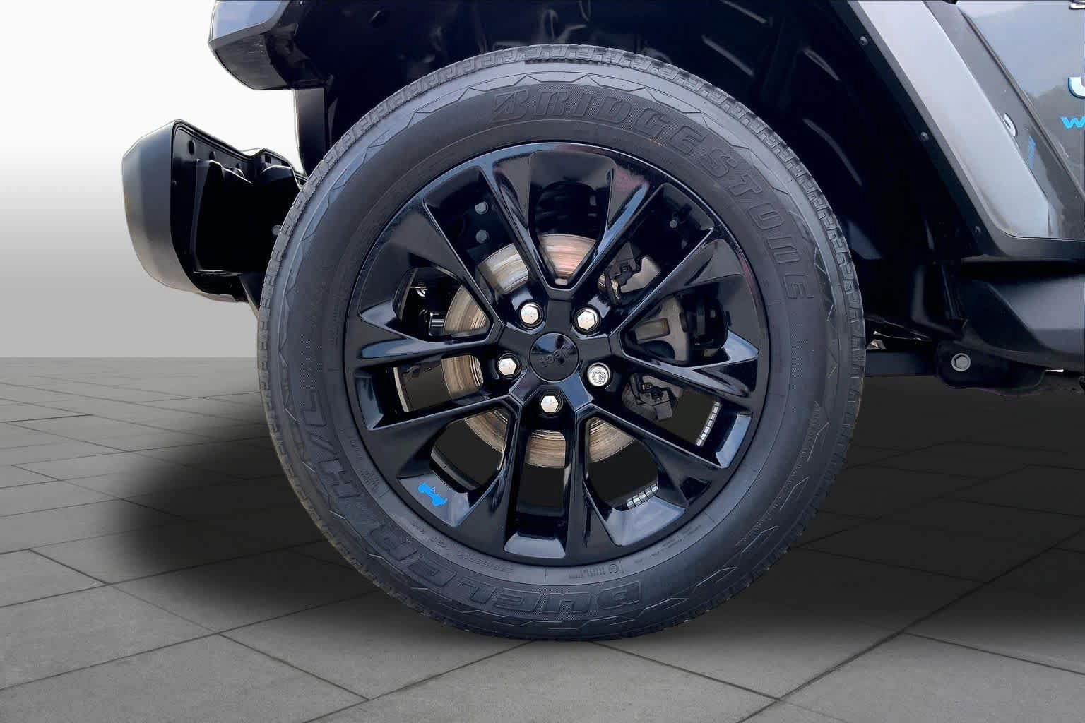 Used 2023 Jeep Wrangler Unlimited Sahara w/ Cold Weather Group AWD/4WD image 11