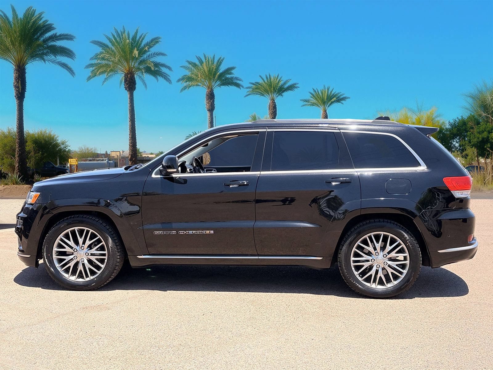 Used 2017 Jeep Grand Cherokee Summit w/ Platinum Series Group AWD/4WD image 2