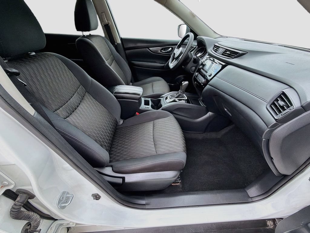 Used 2017 Nissan Rogue SV FWD image 29