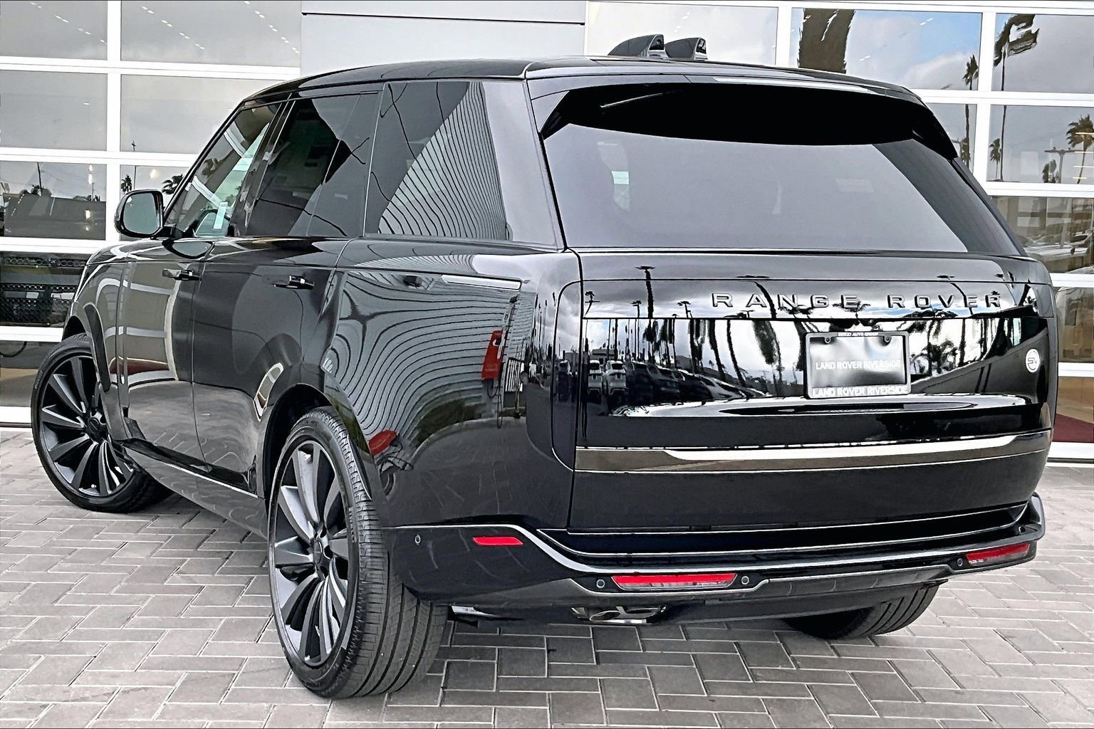 New 2026 Land Rover Range Rover SV image 3