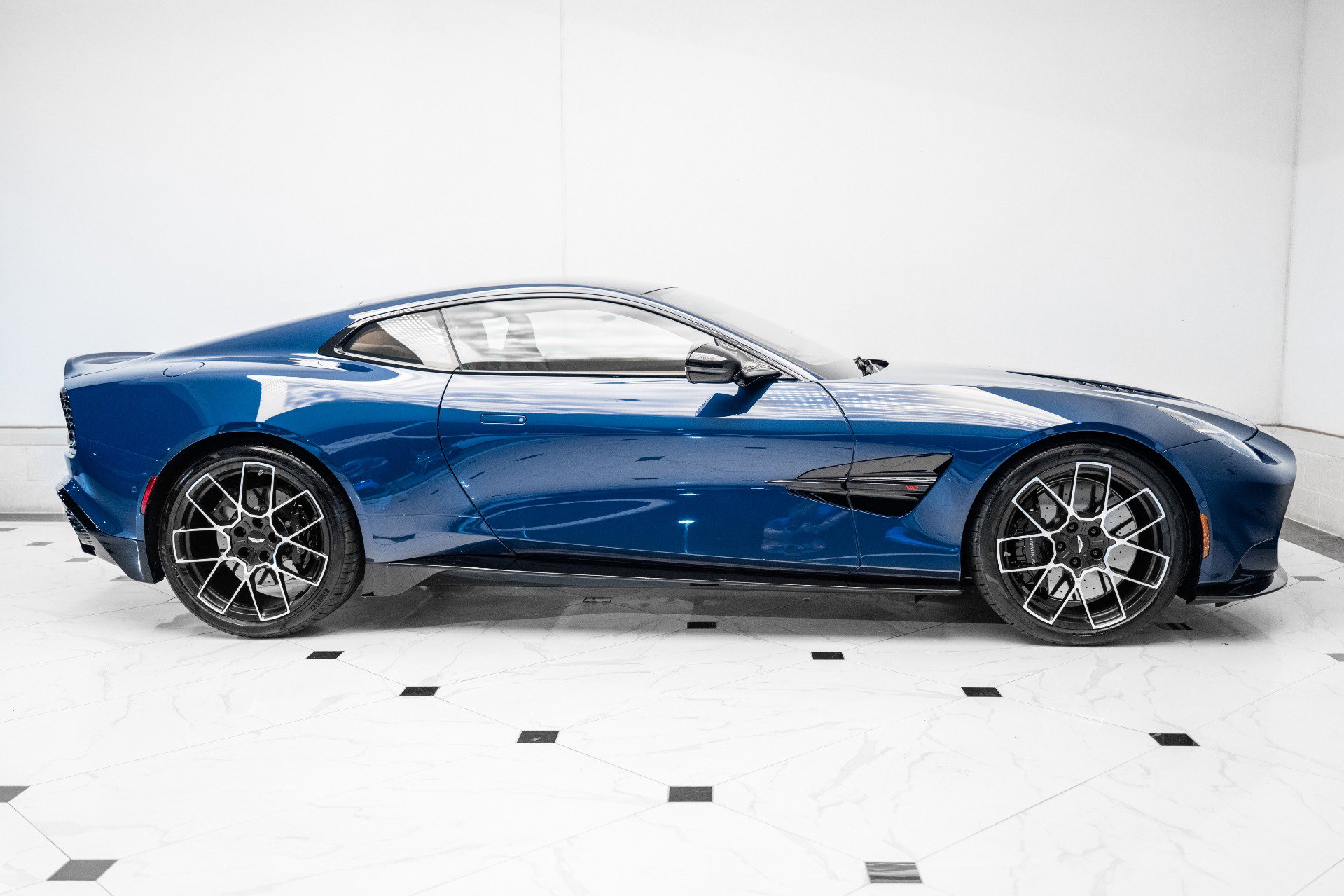 New 2025 Aston Martin Vanquish image 45