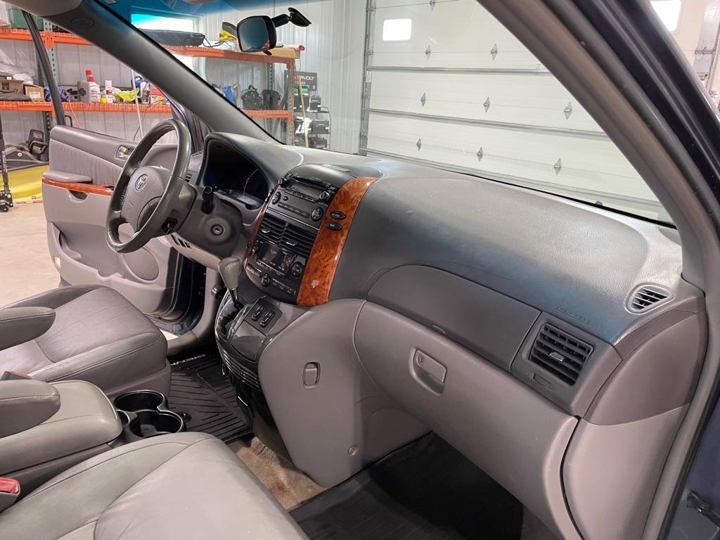 Used 2008 Toyota Sienna XLE image 22